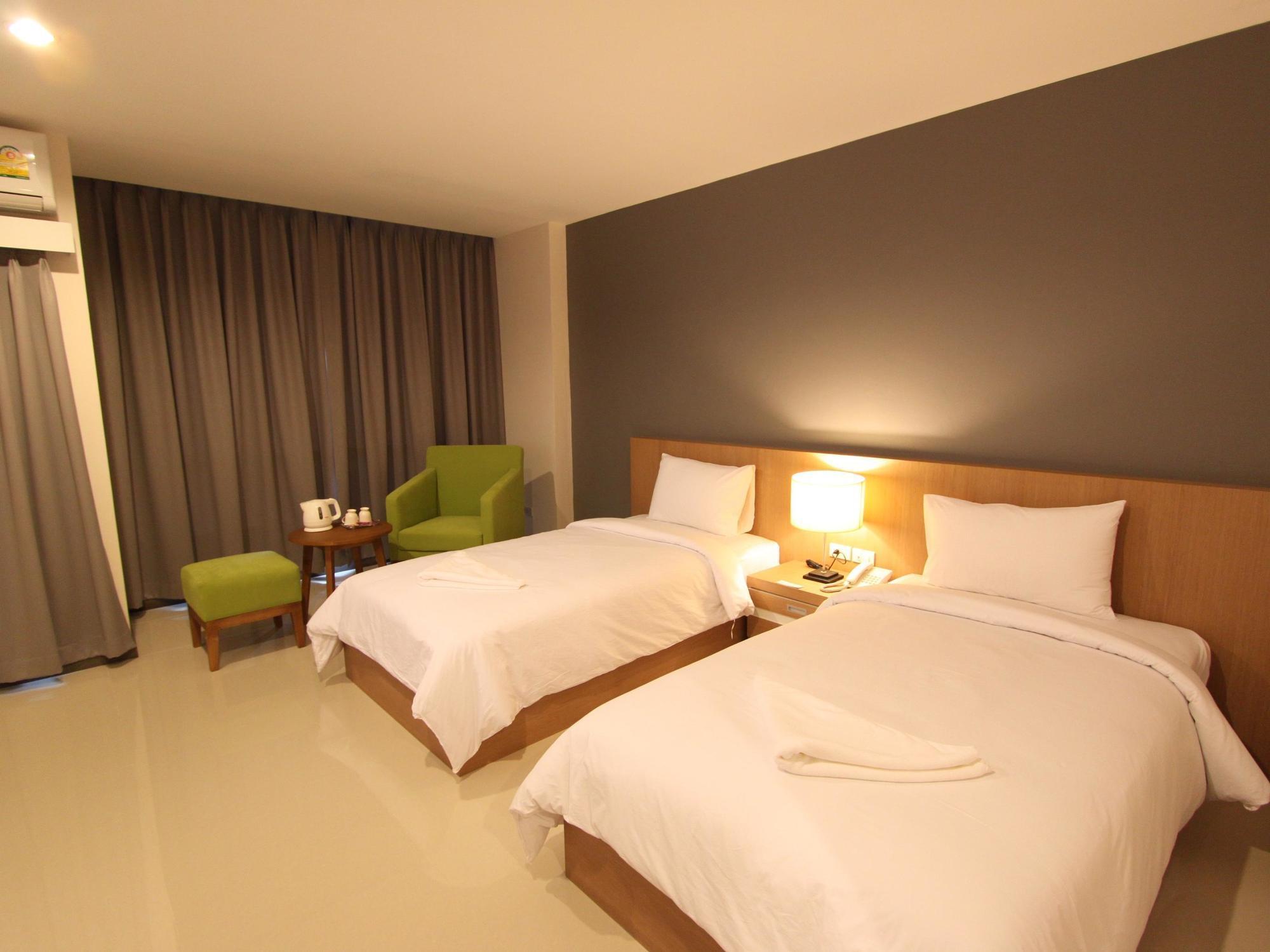S Tara Grand Hotel Surat Thani Exterior photo