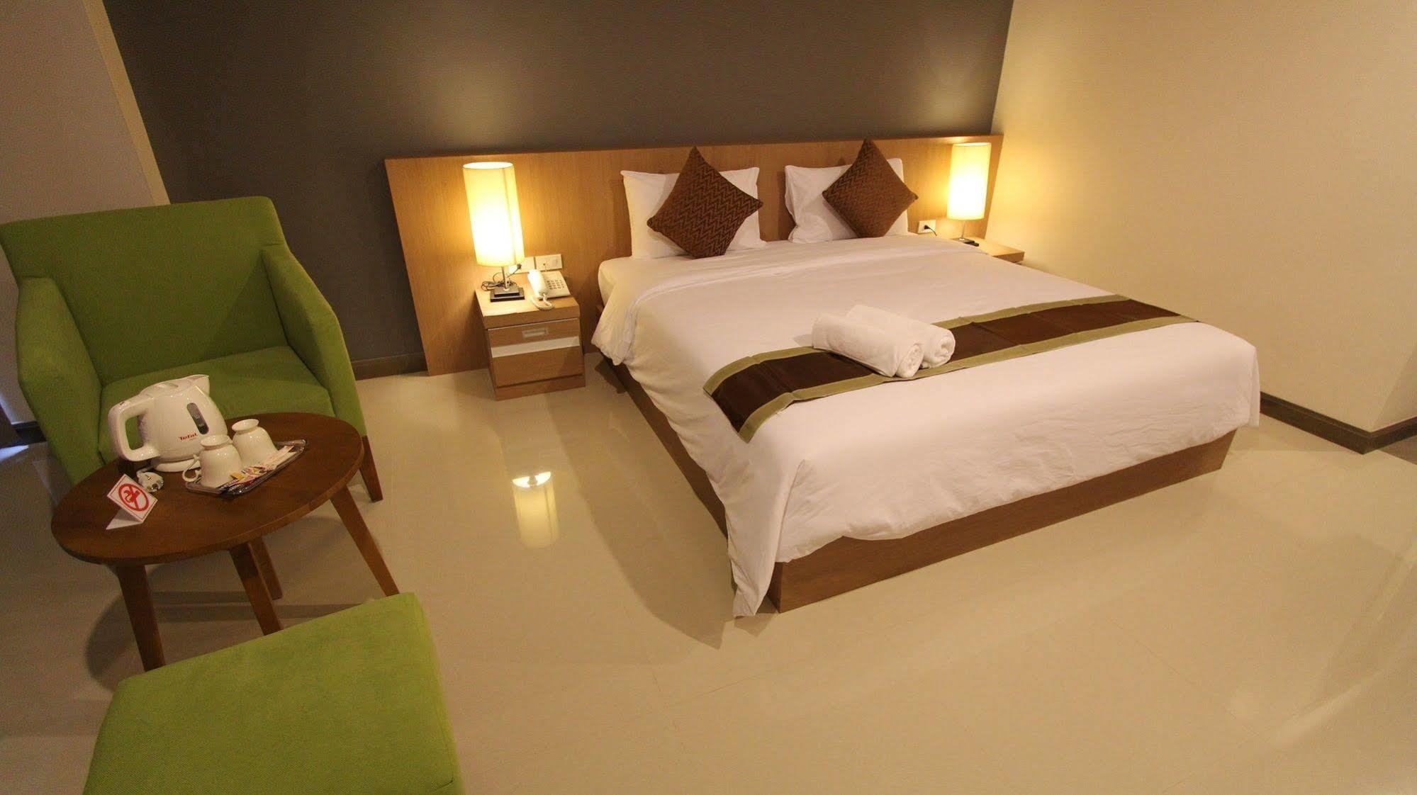 S Tara Grand Hotel Surat Thani Exterior photo
