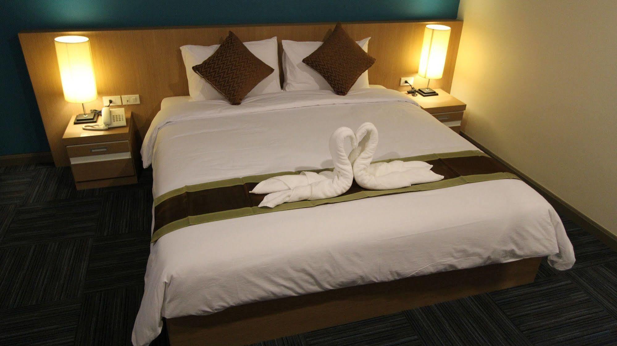 S Tara Grand Hotel Surat Thani Exterior photo